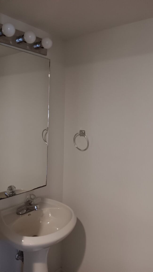 Building Photo - 3BR, 2.5BA end unit available August 1, 2025