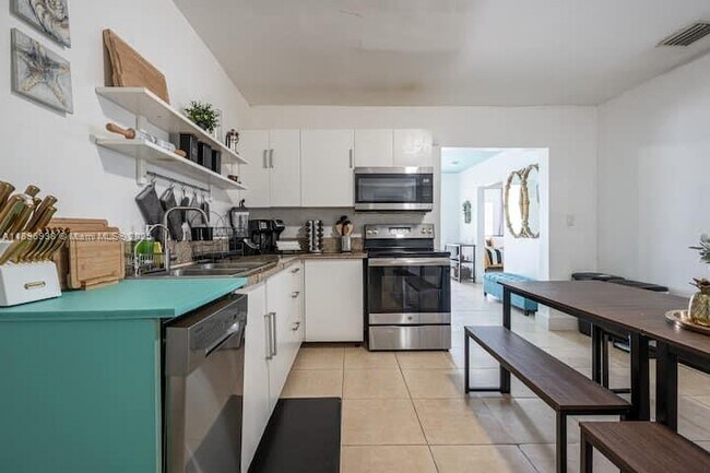 Building Photo - 8028 NW 5th Ct