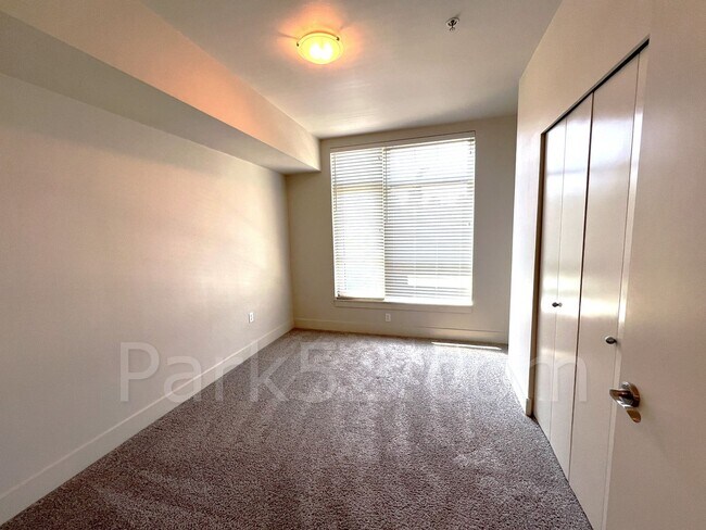 Building Photo - $250 Off!  1 Bedroom Condo in Downtown Tacoma