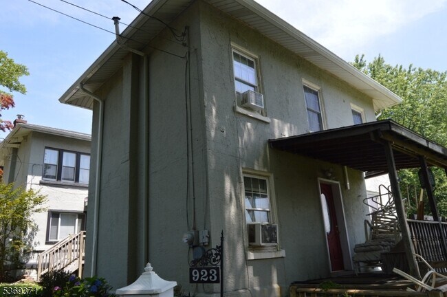 Building Photo - 923 Hillside Rd