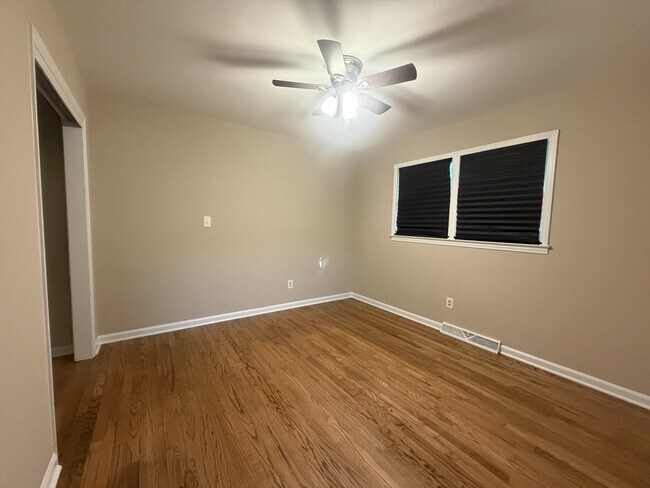 Building Photo - 120 Pinewood Dr