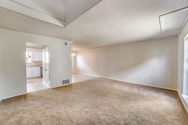 Building Photo - Charming 2-bedroom, 1.5 bath townhome in t...