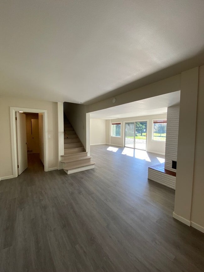 Building Photo - Four Bed, Two Bath Single Family Home with Fantastic View ON the Golf Course!