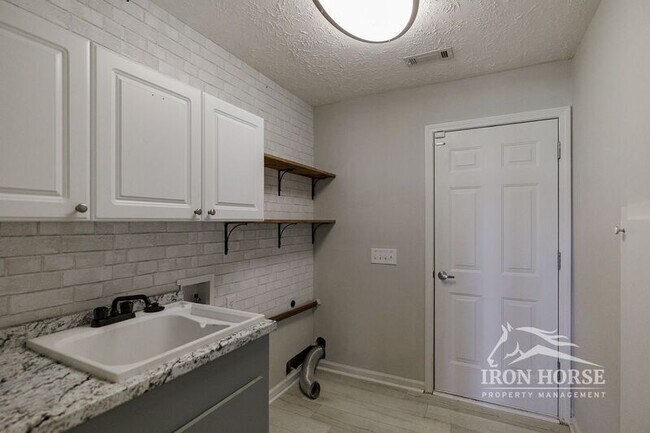 Building Photo - 501 Spratlin Dr