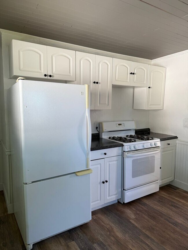 Building Photo - Three-Bedroom Home located in Oshkosh