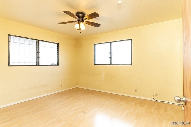 Building Photo - 3BR/2BA/2PKG(TANDEM) STREET LEVEL UNIT IN ...