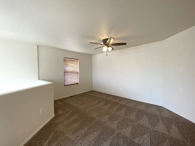 Building Photo - GATED COMMUNITY - 3 Bedroom w/Loft