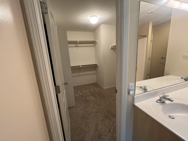 Building Photo - 3806 Snow Leopard Dr