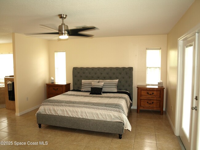 Building Photo - 4566 Serna Ave