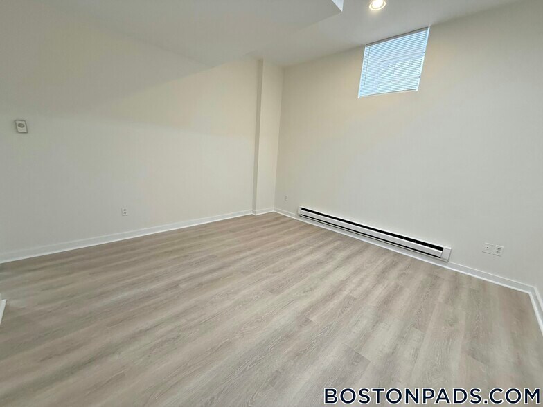 Building Photo - 452 Park Dr