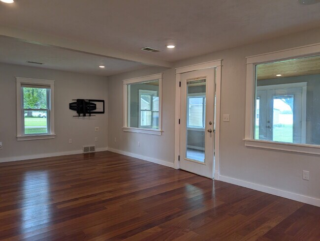 Building Photo - Beautiful 5 Bedroom 2 Bathroom Neenah Lake Home