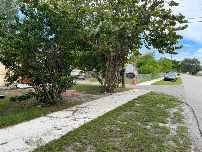Building Photo - 2119 N 23rd Ave