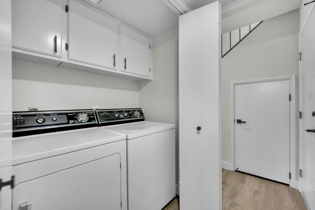 Building Photo - Step into this charming 3-bedroom, 3-bathroom home that has so much to offer!