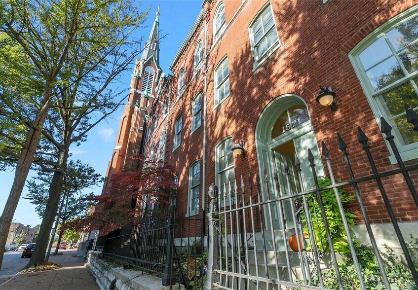 Front of the building - 1621 S 11th St