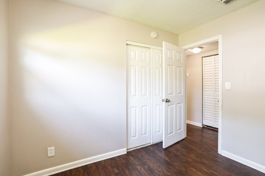Building Photo - 7829 Dubois Dr