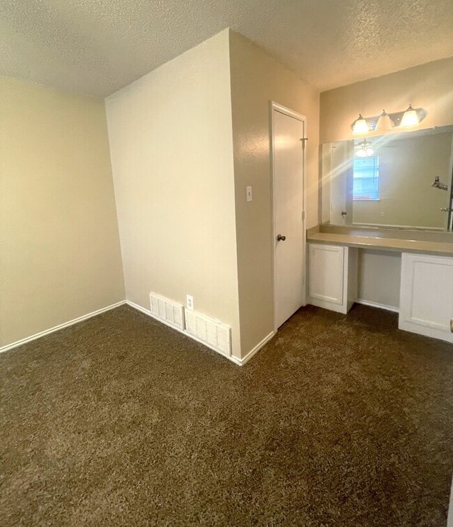 Building Photo - Duplex 2/2 with 2 car garage pre-leasing i...