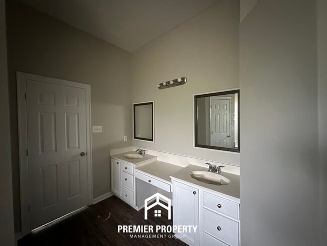 Building Photo - Stunning 4BR Cordova Home | Chef's Kitchen with Island, Formal Dining & Fireplace