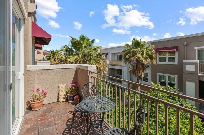 Building Photo - Luxury 1 Bedroom Condo