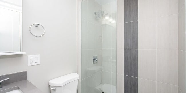 Building Photo - Very Spacious, Top Floor 1bd/1bth Ukrainian Village, Available Now!