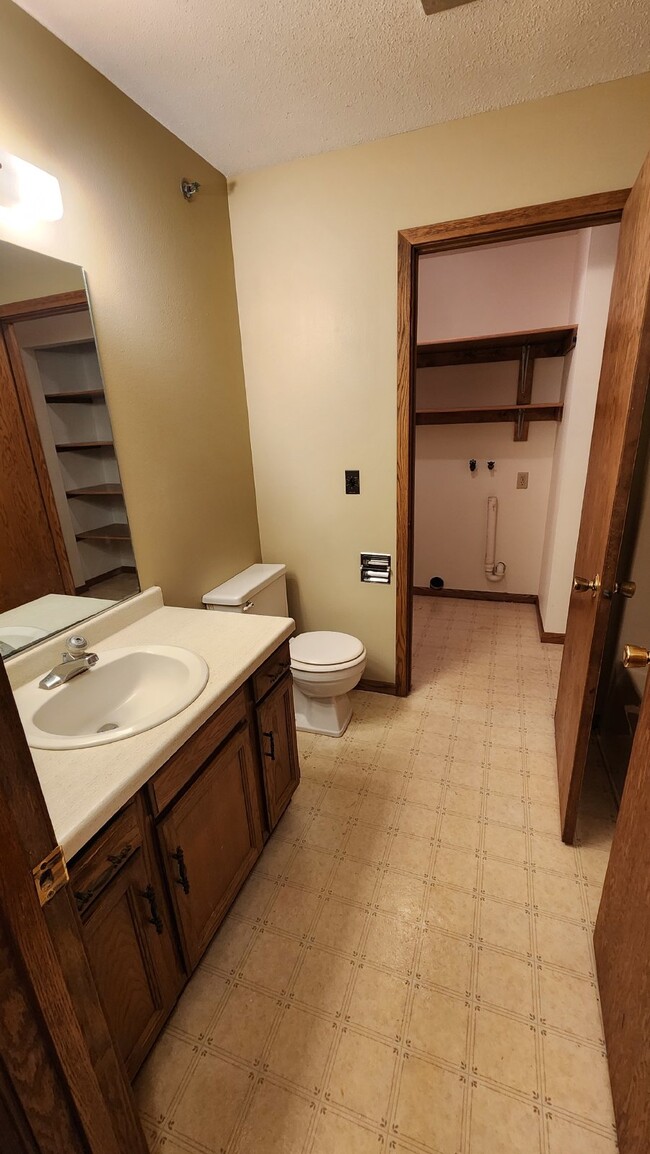 Building Photo - Large 2 Bed Apartment! Available Now! - 1/...