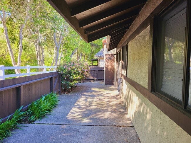 Building Photo - 1033 Meadow Way