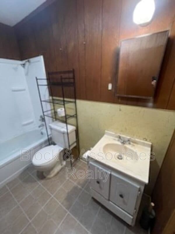 Building Photo - 504 Lake Dr