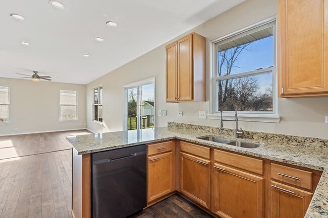 Building Photo - Lovely In Lakemoor