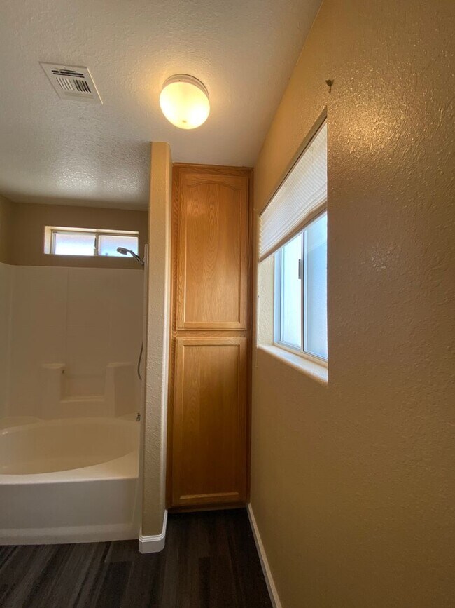 Building Photo - COUNTRY PLACE II U3 - Bluebird Avenue