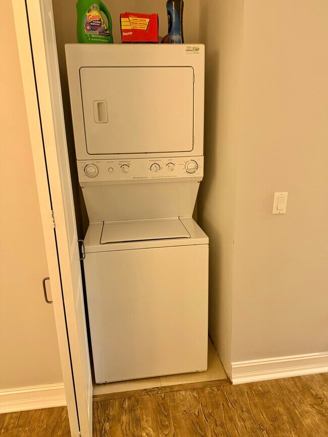 Building Photo - 2609 NE 14th Ave