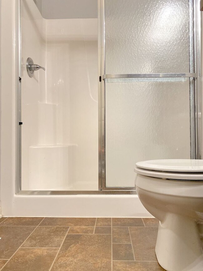 Building Photo - 1/2 MONTH OFF SUMMER MOVING SPECIAL!!! Upd...
