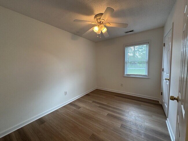 Building Photo - 409 Maplehurst Dr