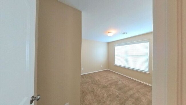 Building Photo - Yukon 4 Bed