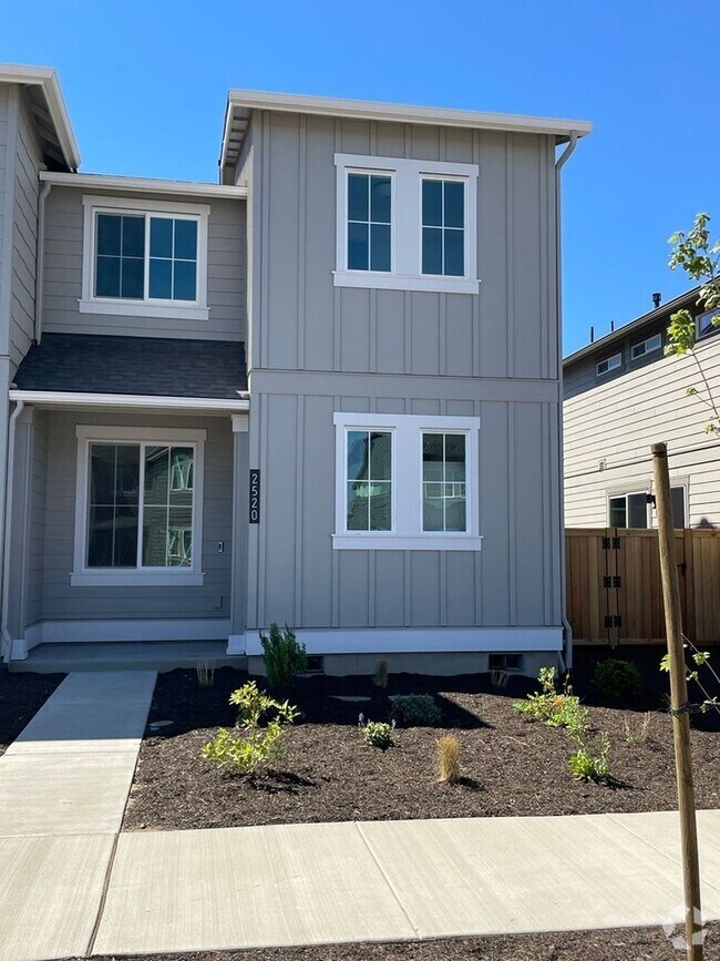 Building Photo - 3 Bedroom Townhome Dry Canyon Community