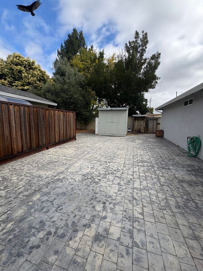 Building Photo - 4817 Hansen Ave