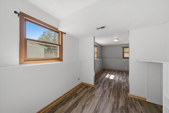 Building Photo - Move-In Ready Split-Level with Open Floor Plan