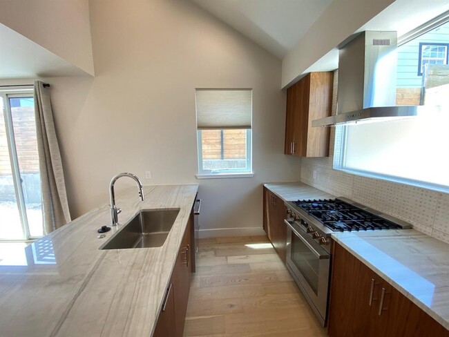 Building Photo - 1903 E 8th St