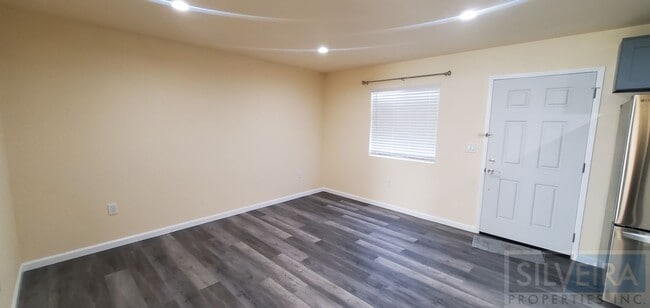 Building Photo - Private 2 Bedroom Unit
