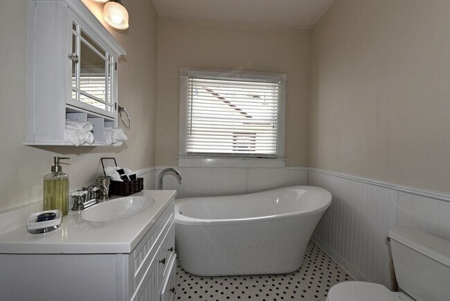 Building Photo - 418 E Myrtle St