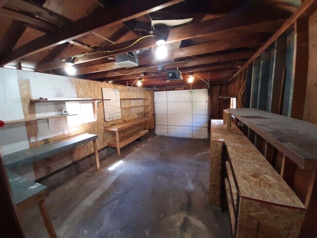 Building Photo - Spacious 5 bedroom/1.5 bath home in Spring...