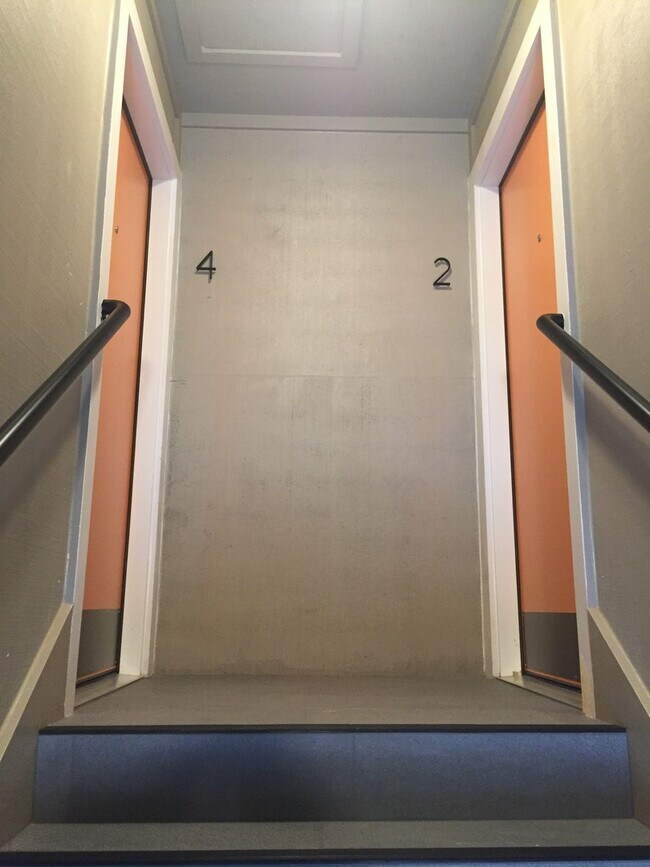 Building Photo - Modern 2nd FLR Remodel 2br close to Univer...