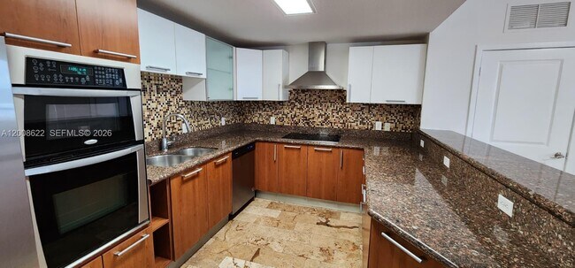 Building Photo - 170 SE 14th St