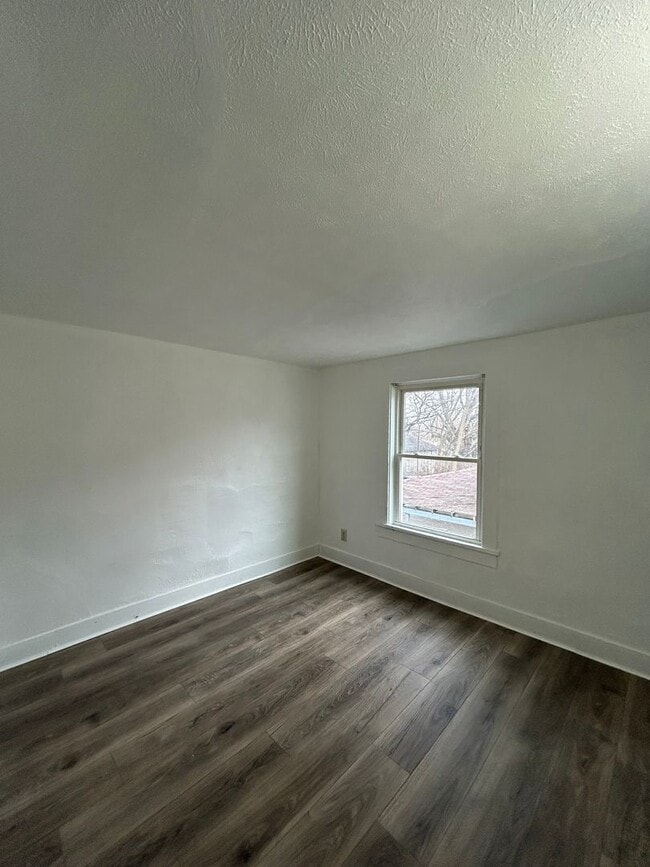 Building Photo - ** Move in Special ** Updated 3-Bedroom, 1-Bathroom Home – $1,100/Month