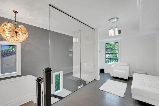 Building Photo - 614 Poinciana Dr