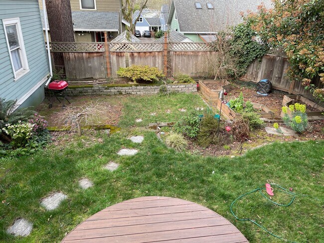 Building Photo - Coveted Laurelhurst Craftsman, Detached Garage, A/C, Hardwoods...A Rare Listing!