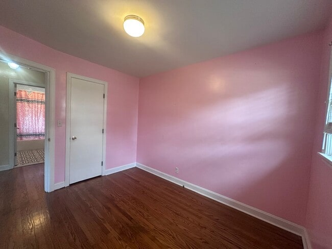 Building Photo - Hikes Point 3+ bedroom home with finished basement and garage