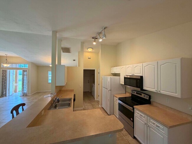 Building Photo - Your Dream Home Awaits in Port Charlotte!