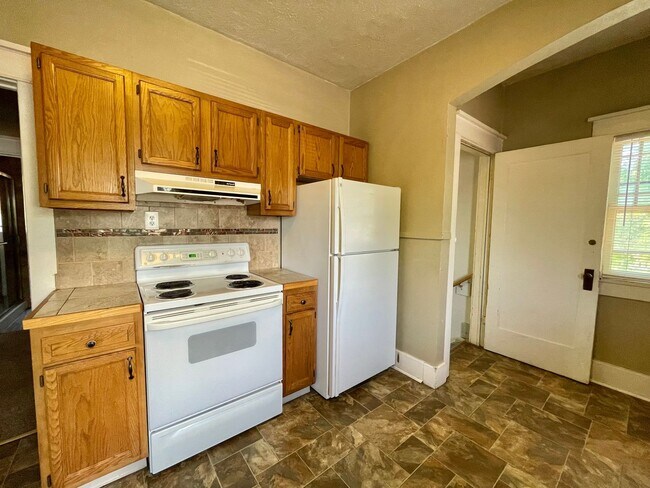 Building Photo - AVAILABLE NOW!! Move-In Special! Half Off ...