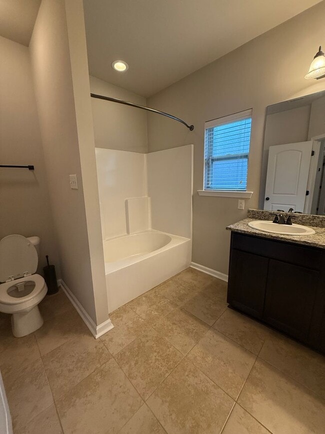 Building Photo - 3 BEDROOM IN FABULOUS NEIGHBORHOOD!