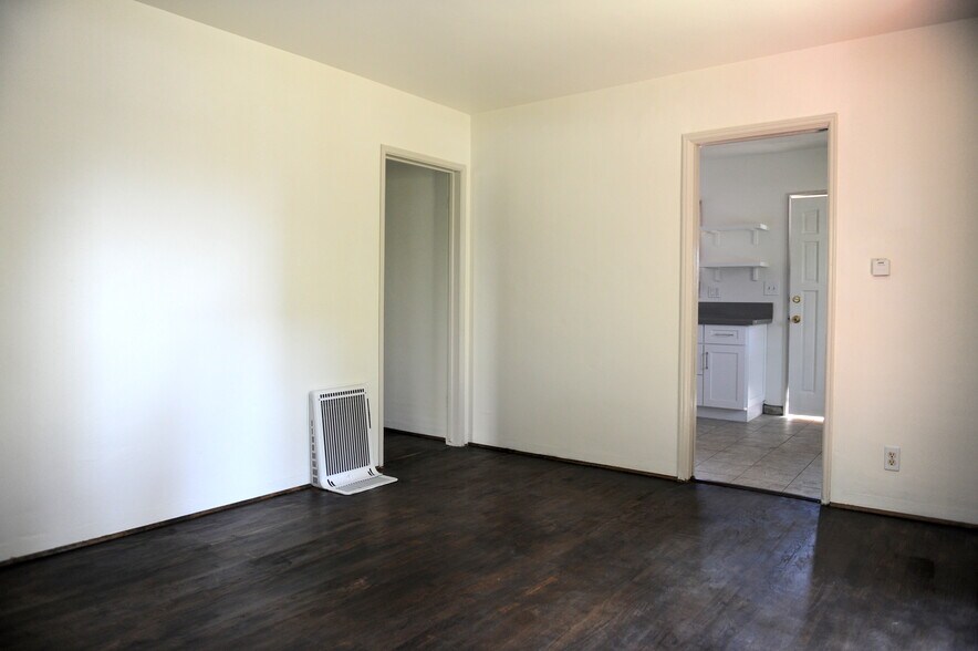 Building Photo - 5622 Hazeltine Ave