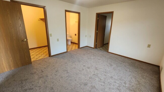 Building Photo - 2 Bedroom, 1.5 Bathroom Spacious End Unit with Garage and Central Air - Available May 1st